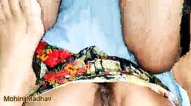 Mohini bhabhi Hindi mai gandi gaali dete hue mast chudi