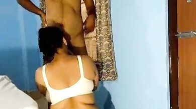 Aunty lund choos kar papa ke laude se chudi