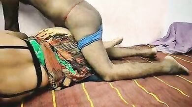 Dehati mami ki geeli bur ko papa ne apne big dick se choda
