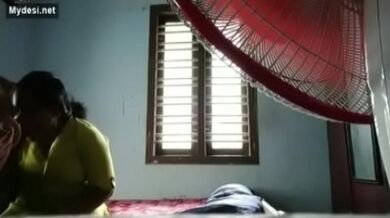 Natkhat padosan ne ghar par chore se apni bur chudwai