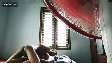 Natkhat padosan ne ghar par chore se apni bur chudwai