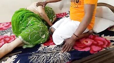 Sauteli jawan saas ne damaad se ghar par chut marwai