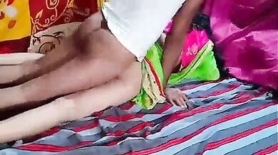 Gaon mai pyaasi aunty ka bete ke dost se hardcore sex