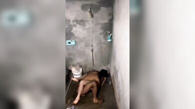 Paki Muslim girl bathroom me sex karti hai cousin sath