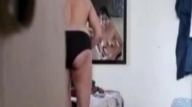 Mumbai aunty ko kapde utarte hue record kiya bete ka dost