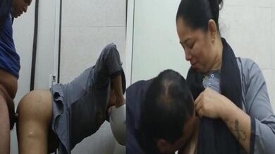 Cleaning staff ki aurat ko washroom me choda Pune viral clip