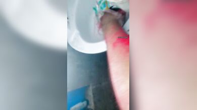 Ranchi bhabhi ko Holi ka gulal lagakar toilet me choda clip