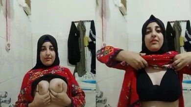Paki hijab girl bra kholkar boobs show karti hai sexy clip