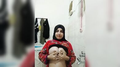 Paki hijab girl bra kholkar boobs show karti hai sexy clip