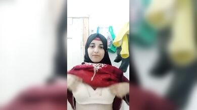 Paki hijab girl bra kholkar boobs show karti hai sexy clip