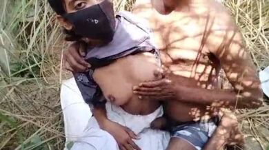 Dehati college ladki ko khet me le jakar choda uske BF ne