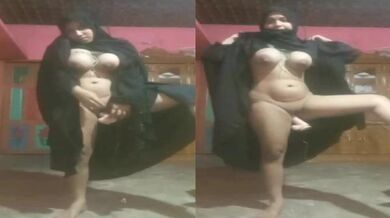 Bangla muslim boudi burqa hathakar big boobs dikhati hai MMS