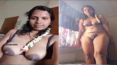 South Indian bhabhi kali chut dikhakar hot MMS banati hai