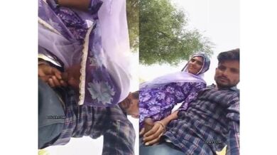 Village lover ko blowjob diya ghunghat pehni bhabhi khule me