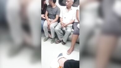 Delhi metro me ladki blowjob deti hai lover ko seat par MMS