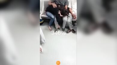 Delhi metro me ladki blowjob deti hai lover ko seat par MMS