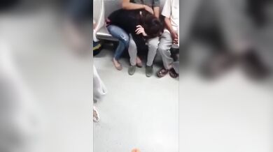 Delhi metro me ladki blowjob deti hai lover ko seat par MMS