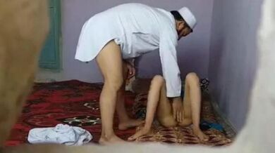 Maulana chudai karta hai muslim bhabhi ki kamre ke andar MMS
