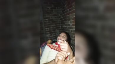 Dehati randi ne camera ke samne chodne nahi diya tharki ko