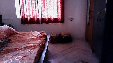 Chupke se desi wife quick sex karti hai padosi se bedroom me