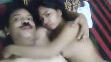 Bhadwa chacha incest masti karta hai nangi ladki ke sath MMS