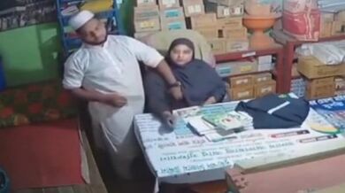 Agra muslim malkin ke boobs dabata hai naukar dukan par MMS