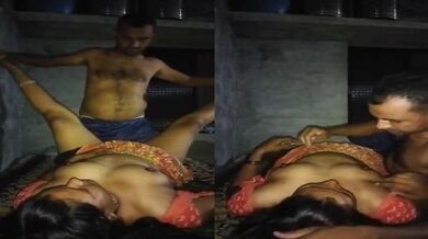 Raat ko aashiq aakar dehati bhabhi ko choda chuchi chuskar